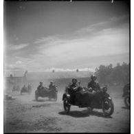 Défilé d'un escadron ou peloton motocycliste de la Garde.