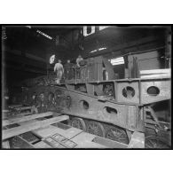 Saint-Chamond. Construction d’un pont en tôlerie pour canon de 340. [légende d’origine]