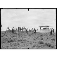 Versailles-Trianon (Seine-et-Oise). Pépinières nationales de plants de légumes. Défrichement avec tracteur et cultivateurs canadiens. [légende d'origine]