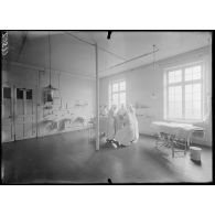 Paris. Hôpital du Panthéon. Une salle d'opérations. [légende d'origine]