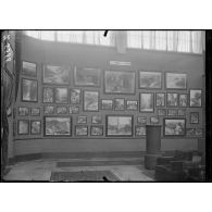 Salle du Jeu de Paume : exposition de la section photographique française et des sections photographiques des pays alliés. Visite d'une délégation japonaise. Affiches sur l'emprunt.