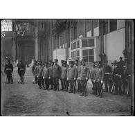 Paris, Grand Palais. Remise d'un sabre d'honneur offert par le Japon à la ville de Verdun ; la délégation japonaise. [légende d'origine]