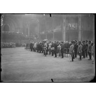 Paris, Grand Palais. Remise d'un sabre d'honneur offert par le Japon à la ville de Verdun. La délégation française. [légende d'origine]