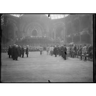 Paris, Grand Palais. Remise d'un sabre d'honneur offert par le Japon à la ville de Verdun. Remise de l'épée au maire de Verdun. [légende d'origine]