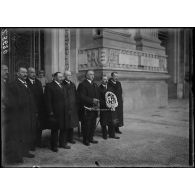 Paris, Grand Palais. Remise d'un sabre d'honneur offert par le Japon à la ville de Verdun. Le maire de Verdun tenant le sabre. [légende d'origine]