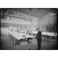 Issy-les-Moulineaux. Ateliers Voisin. Montage des ailes d'avions. [légende d'origine]