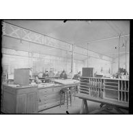 Billancourt (Seine). Usine Salmson. Bureau d'études : dessinateurs. [légende d'origine]