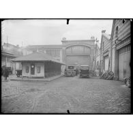 Billancourt (Seine). Usine Salmson. Cour de l'usine principale. [légende d'origine]