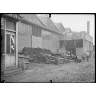 Billancourt (Seine). Usine Salmson. Réserve de matières premières. [légende d'origine]