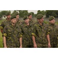 Militaires finlandais sur les rangs.