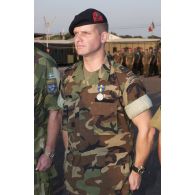 Un officier des Korps Mariniers néerlandais décoré de la  médaille commémorative EUFOR.