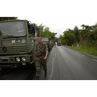 Le trafic local continue le long du convoi à l'arrêt.