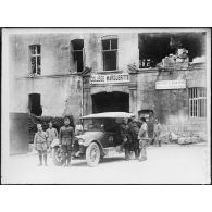 [Verdun. Véhicule de la confrérie des Chevaliers de Colomb devant l'entrée du collège Margueritte.]