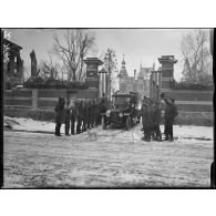 Villers-Bretonneux. Somme. M. Lloyd George quitte le château occupé par le maréchal Foch. [légende d'origine]