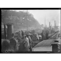 Voyage du Havre à Rouen. Préparatifs de départ à bord d'une canonnière. [légende d'origine]