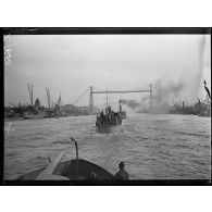 Voyage du Havre à Rouen. Canonnière arrivant en vue du port de Rouen. [légende d'origine]