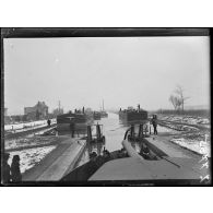 Du Havre à Strasbourg par la voie fluviale. Dizy. La canonnière entre dans le canal de la Marne au Rhin. [légende d'origine]