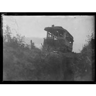 Un autobus abandonné sur le champ de bataille de Berry-au-Bac. [légende d'origine]