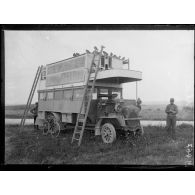 Un autobus reconverti en pigeonnier pour pigeons voyageurs. [légende d'origine]