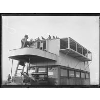 Un autobus reconverti en pigeonnier pour pigeons voyageurs. [légende d'origine]