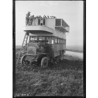 Un autobus reconverti en pigeonnier pour pigeons voyageurs. [légende d'origine]