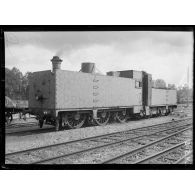 Une locomotive blindée en gare de Fismes. [légende d'origine]