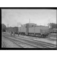 Une locomotive blindée en gare de Fismes. [légende d'origine]