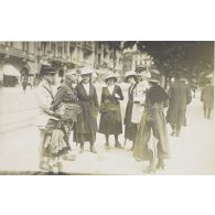 Wiesbaden, 14 ou 18 juillet 1919. L[ieutenan]t c[olon]el Rey, c[omman]d[an]t le 1er Spahis Marocains et sa famille. [légende d'origine]