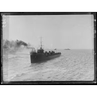 Destroyer anglais en rade de Dunkerque. [légende d’origine]