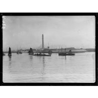 Dunkerque. Le sous-marin français Newton sortant du port. [légende d’origine]