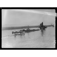 Dunkerque. Sous-marin Newton et et hydravion sortant du port. [légende d’origine]