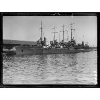 Dunkerque. Escadrille de torpilleurs français de haute mer, vue de l’avant. [légende d’origine]