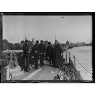 Dunkerque. A bord de l’Intrépide. Les officiers du bord et l’aumônier du Rouen, M. l’abbé Le Crioux. [légende d’origine]