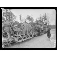 Près de Suippes (Marne). Officiers et délégués parlementaires sur train Decauville. [légende d'origine]