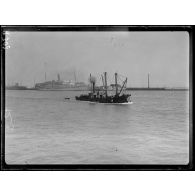 Le Havre. Navire poseur de mines sortant du port. [légende d’origine]