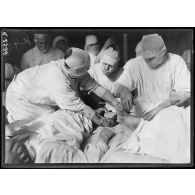 Paris. Hôpital du Grand Palais. Opération de la greffe osseuse par le Docteur Laurent [légende d'origine]