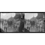 Paris, prise d'armes du 14 juillet 1918, remise de décorations par le président de la République. [légende d'origine]