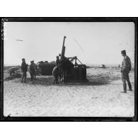 Sur la plage de Malo-les-Bains. Canon de 75 contre avions. [légende d’origine]