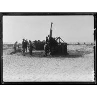 Sur la plage de Malo-les-Bains. Canon de 75 contre avions. [légende d’origine]