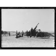 Sur la plage de Malo-les-Bains. Canon de 75 contre avions. [légende d’origine]