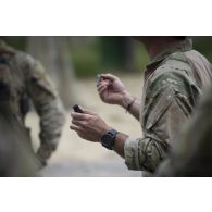 Des commandos du 1er régiment parachutiste d'infanterie de marine (1er RPIMa) disposent un explosif pour un exercice d'ouverture de porte par explosif à Bayonne.