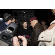 Remise d'un bouquet de fleur à la ministre des Armées, par un général de brigade irakien à Bagdad, en Irak.