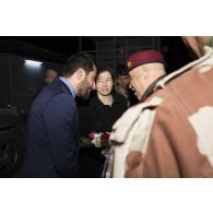 Remise d'un bouquet de fleur à la ministre des Armées, par un général de brigade irakien à Bagdad, en Irak.