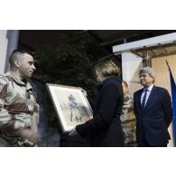 Le colonel Cyril Leprêtre remet un cadeau à la ministre des Armées, sur le camp de Bagdad, en Irak.