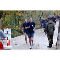 Portrait de coureurs du Running Together, cross organisé pour la seconde fois à Pristina par la KFOR.