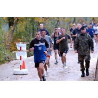 Portrait de coureurs du Running Together, cross organisé pour la seconde fois à Pristina par la KFOR.