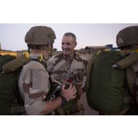 Un aumônier discute avec un légionnaire du 2e régiment étranger de parachutistes (REP) avant un saut en parachute à Gao, au Mali.