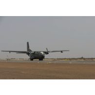 Décollage d'un avion Transall C-160 allemand depuis l'aéroport de Gao, au Mali.