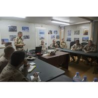 Le colonel Yann de Kermenguy dirige une réunion de commandement aux côtés du général Fernando Lopez del Pozo à Gao, au Mali.