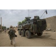 Des soldats estoniens patrouillent à bord de leur blindé Patria Pasi dans les rues de Gao, au Mali.